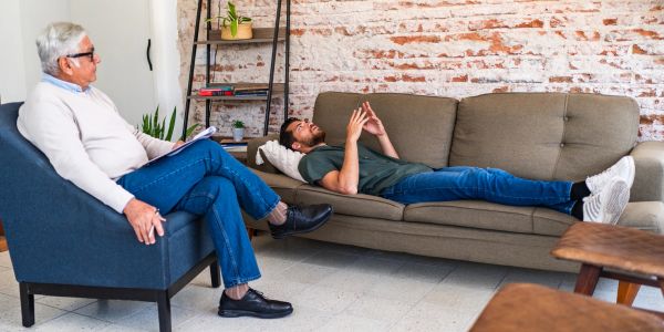 Sesión de terapia psicológica con paciente y terapeuta.
