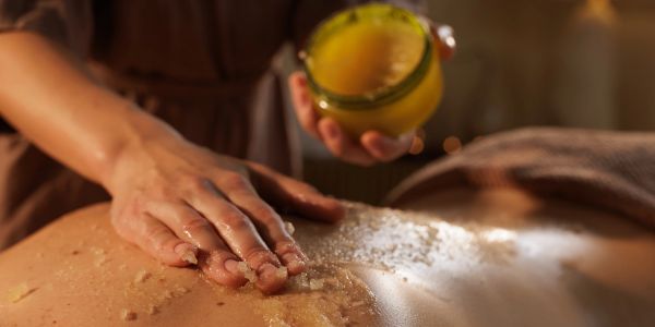 Massage cơ thể với dầu và muối tắm.