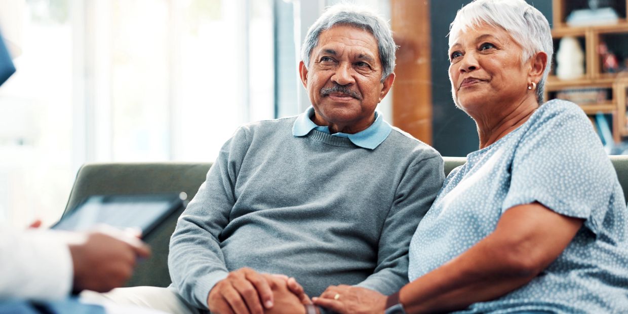 Pareja mayor en consulta médica.