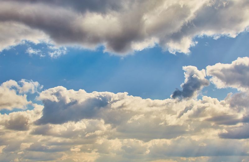 The atmosphere of a bright day with textured clouds is a visual embodiment of energy, clarity, and freshness. Ideal for advertising outdoor brands, summer leisure, and eco-products.