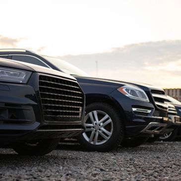 Black SUVs lined up for professional corporate travel service