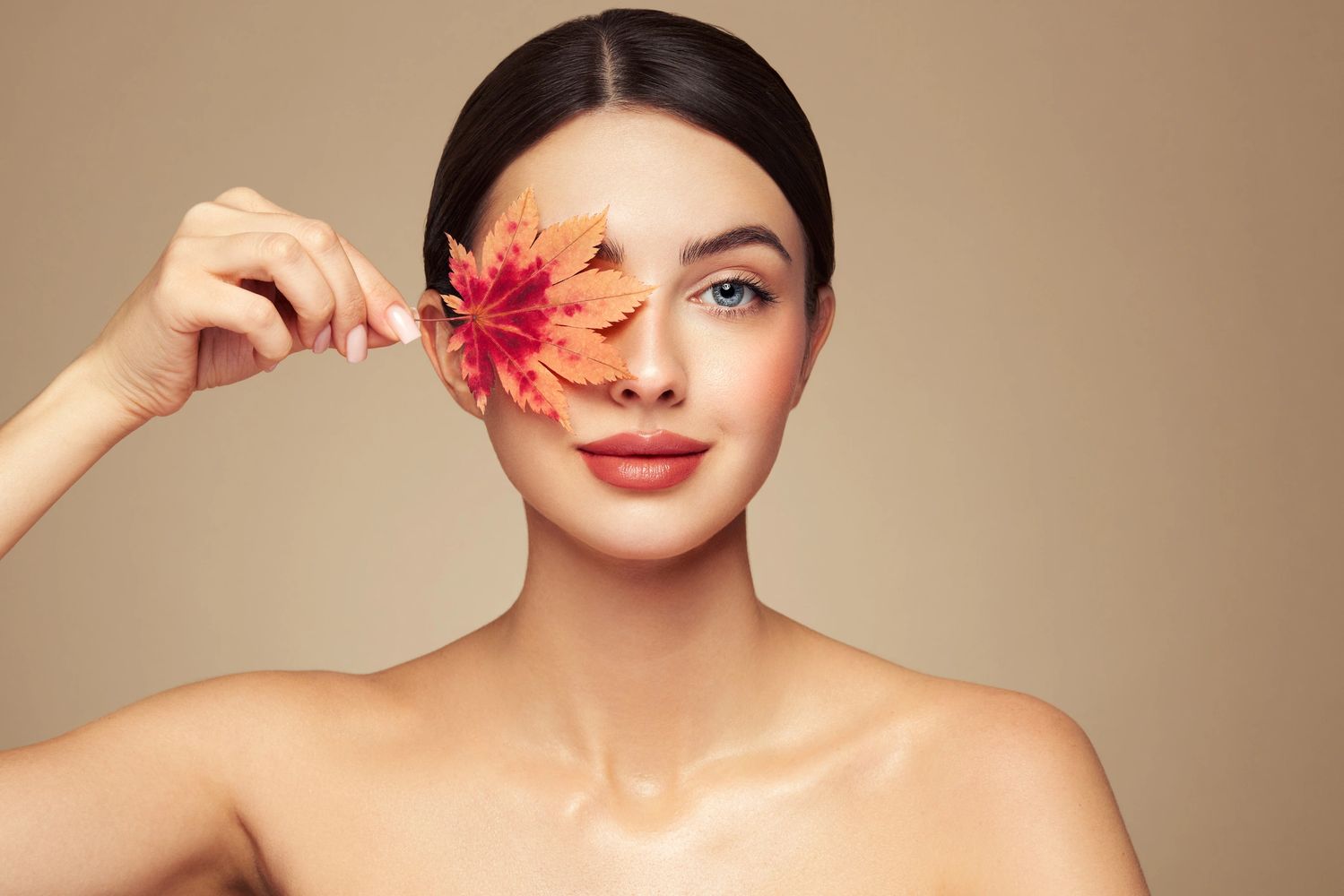 Lashé Luxe luxury eyelash growth serum with biotin and peptides.  elegant, and high-end lash beauty.