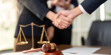 Personas dándose la mano en una oficina de abogados.