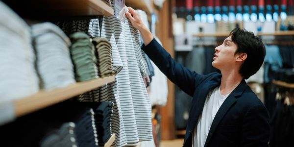男人在商店里挑选衣服。