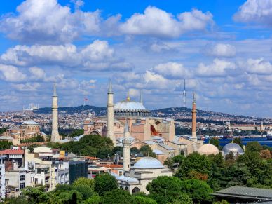 Vista panorámica de Estambul con la Hagia Sophia y un cielo parcialmente nublado.