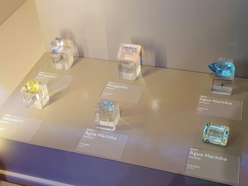 Cut gemstones, aquamarine, morganite and heliodor with identification plates for each gem and place of origin at the Institute of Geosciences of the University of São Paulo, free admission.