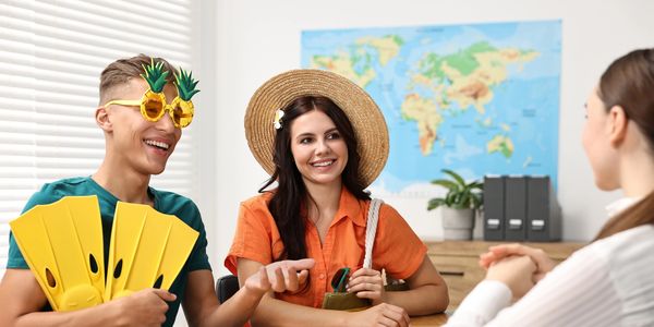 Pareja planificando un viaje con un agente.