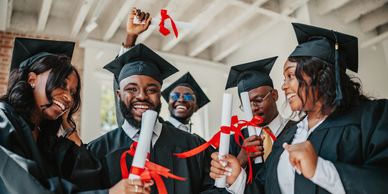 Grupo de formandos comemorando com diplomas.