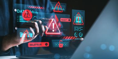 Mão interagindo com dados digitais de alerta de segurança.
