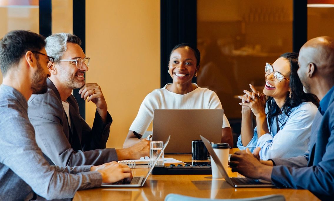 Professionnels afrodescendants collaborant autour d’un projet au CCRCC au Canada