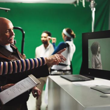 Une équipe de tournage travaille devant un écran montrant une actrice.