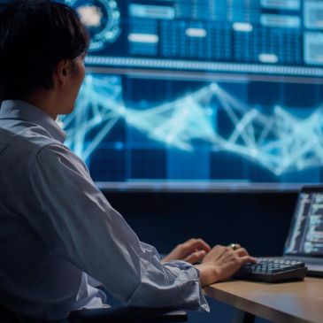 Persona analizando datos en una pantalla grande.
