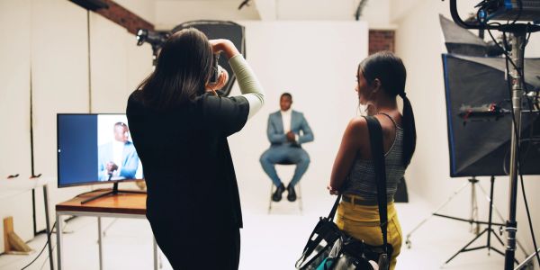 Shooting photo en studio avec modèle et équipe.