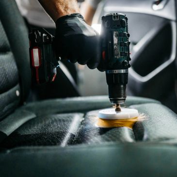 Nettoyage en profondeur d'un siège de voiture en cuir.