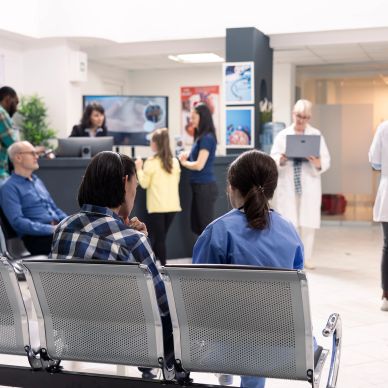 Personas esperando en la sala de un hospital.