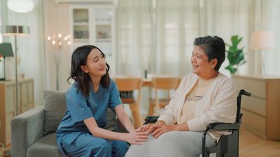 Người chăm sóc trò chuyện và đồng hành cùng người lớn tuổi tại nhà.