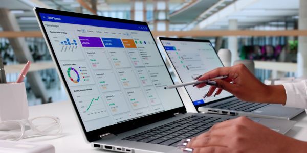 Persona usando una computadora portátil para analizar datos en un ambiente de oficina.