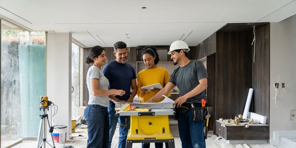 Reunión de trabajo en construcción.