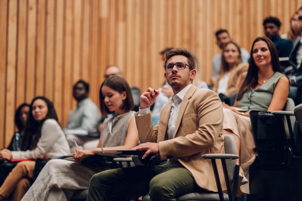 Jóvenes atentos en una conferencia.