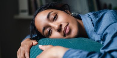 Mujer descansando con expresión serena.