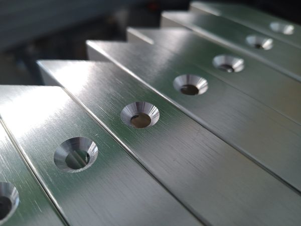 Aluminium alloy bar stock and machined metal parts
