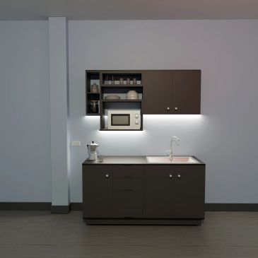 Cocina minimalista con gabinete oscuro y microondas.