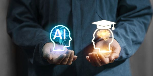 Mano sostiene representaciones holográficas de IA y cerebro con birrete.