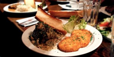 Pirinç, lahana dolması, patates köftesi ve tost ekmeği ile servis edilir.