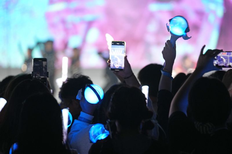 The audience enthusiastically waved their support sticks and filmed with their phones at the singer's concert