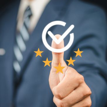 Persona mostrando un pulgar hacia arriba con estrellas y marca de verificación.
