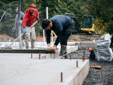 İnşaat sırasında beton dökme çalışması yapılıyor.