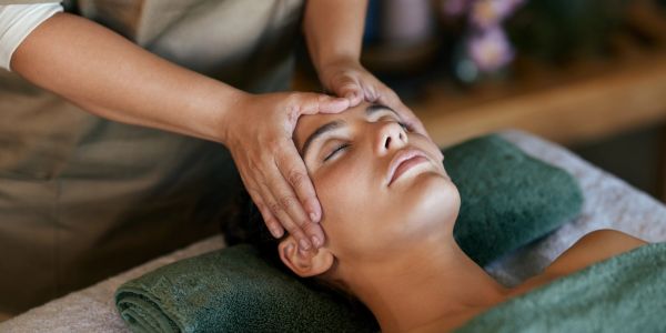 Người phụ nữ được massage mặt thư giãn.