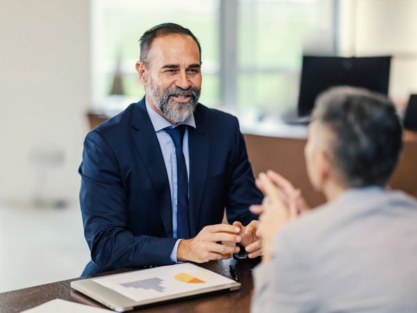 Hombres de negocios conversando en una reunión.