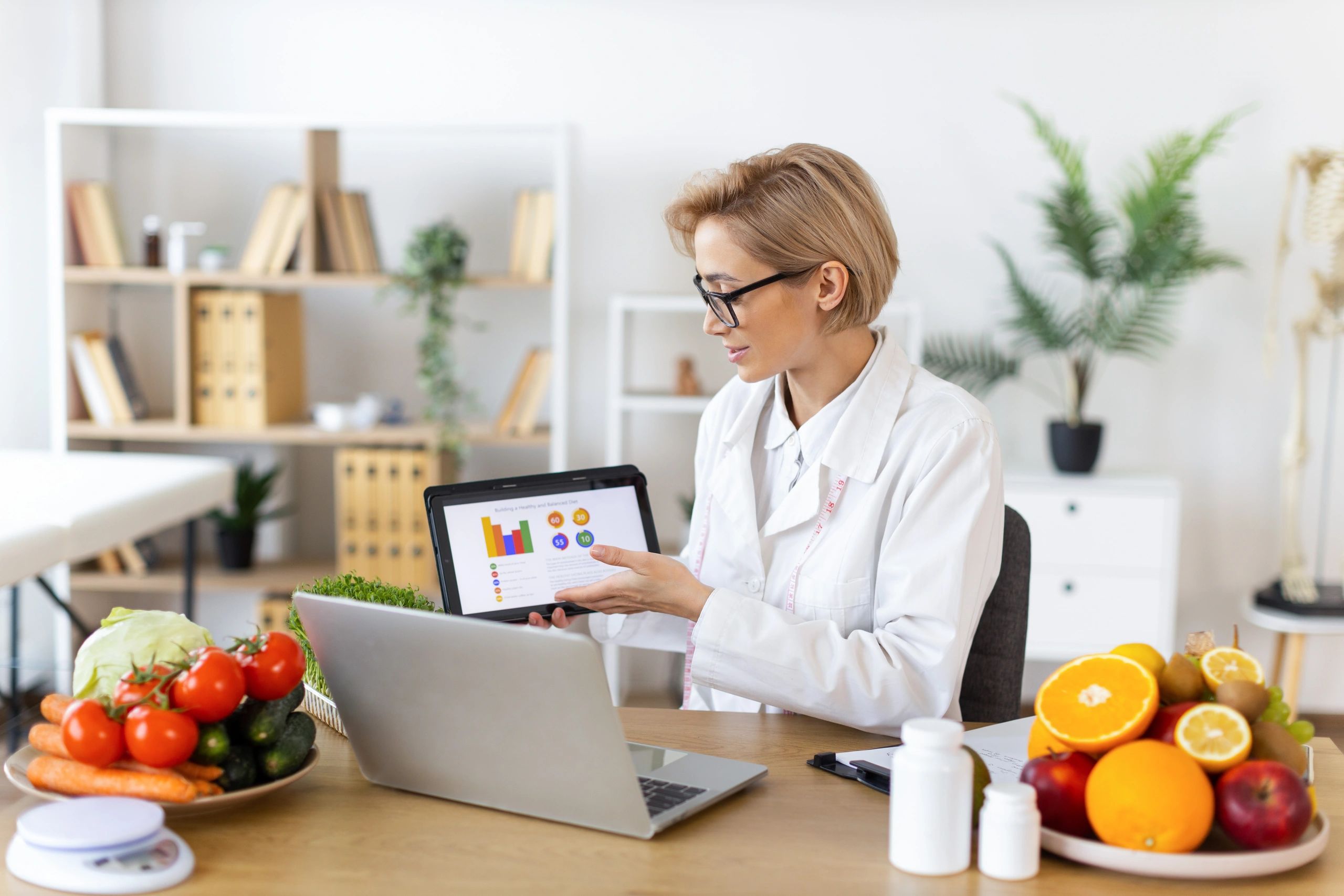 Nutritionist explaining a healthy diet with fresh fruits and vegetables.