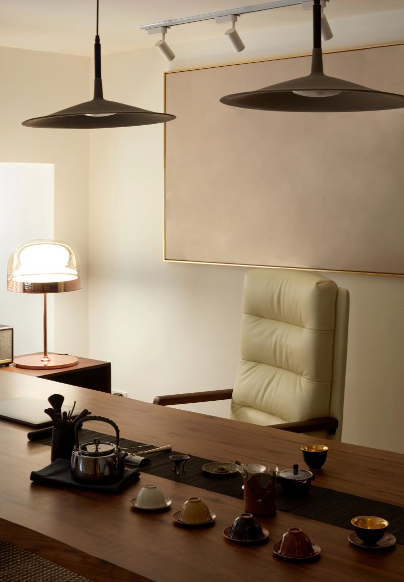 Minimalist modern style office
