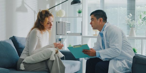 Psicologo e paziente in una seduta di terapia.