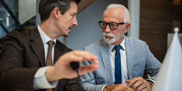 Zwei Geschäftsmänner im Gespräch am Besprechungstisch