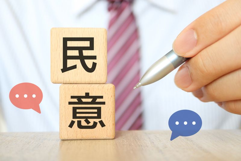 Image of a dialogue between a politician and a wooden block representing public opinion. Translation: Public opinion.