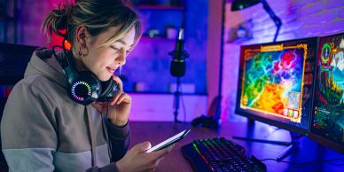 Joven mujer jugando videojuegos con iluminación neón.