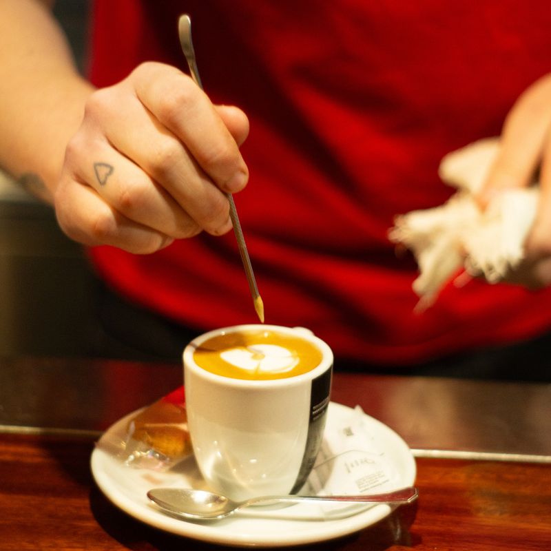 Taza de café diseñada y servida por barista