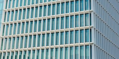Facciata moderna di un edificio con finestre a vetri.