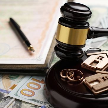 Símbolos de legalidad, dinero y bienes.