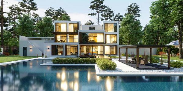 Modern villa ve büyük havuzlu bahçe gece aydınlatmasıyla.