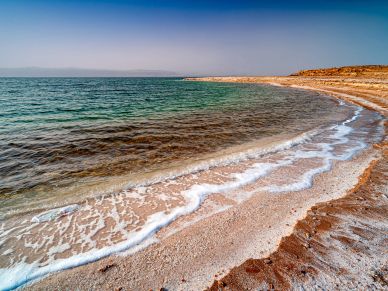 Playa serena con agua cristalina y arena.