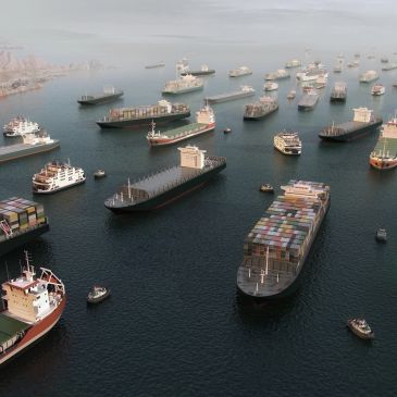 Limanda bekleyen birçok büyük yük gemisi.