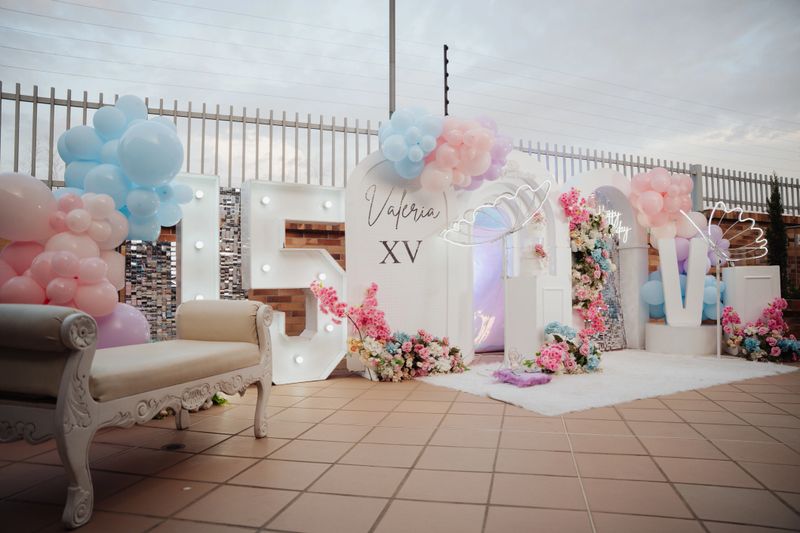 Neon sign number 15 at a birthday party with balloon and flower decorations