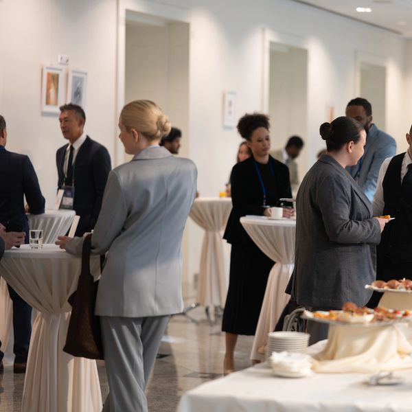 Mọi người trò chuyện tại sự kiện networking.