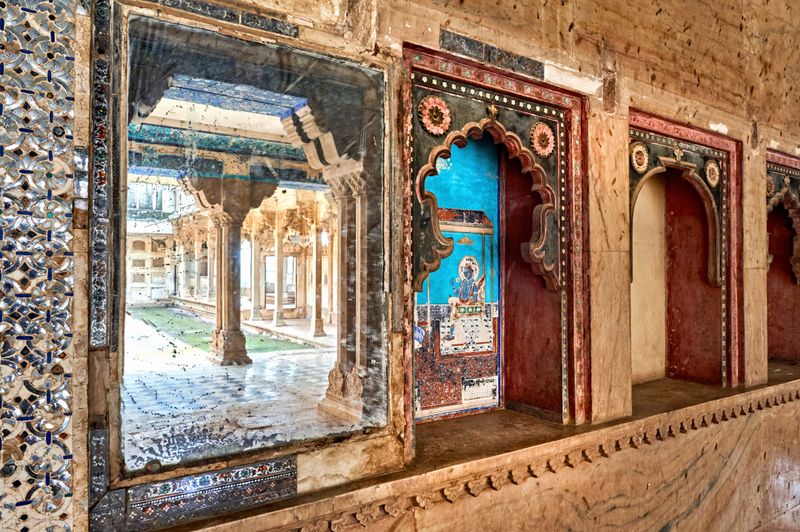 Visitors can see detailed paintings and decorations on the walls and windows of Taragarh Fort. This fort is located in Bundi.