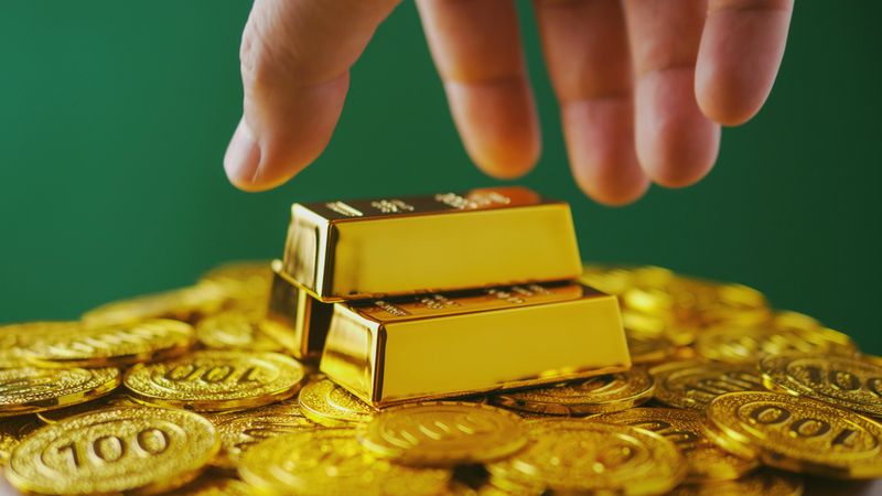 Gold bars and investment planning in the global gold and stock markets.
