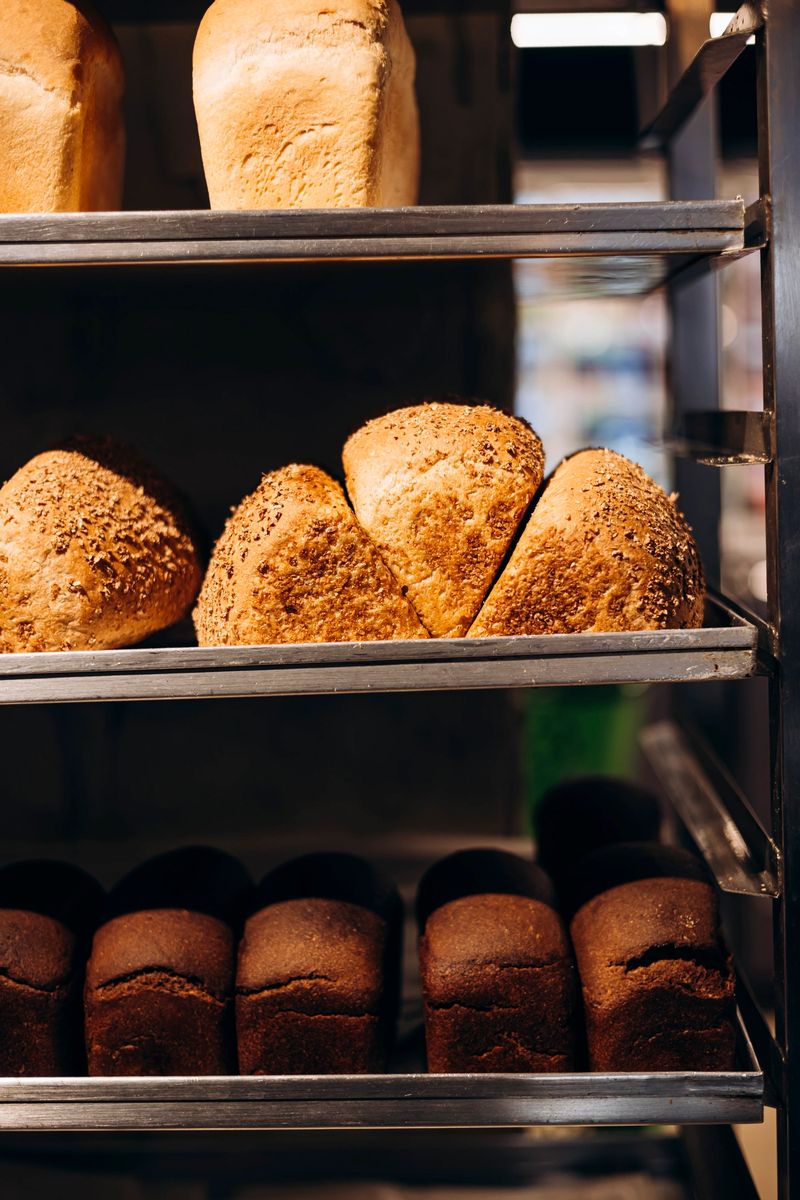 Close-up of artisan handmade bread on a bakery shelf, golden and fresh, highlighting craftsmanship and slow-life bakery concept, perfect for food, cafe and lifestyle content.